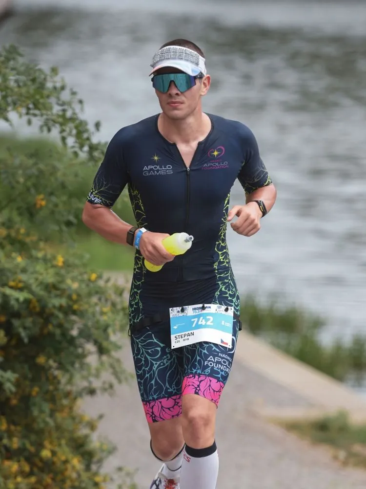 Štěpán běží v závodním dresu, IRONMAN 70.3 Hradec Králové